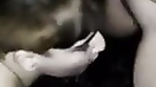 Gloria si fa pisciare in bocca da un'amica