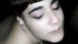 Gloria si fa pisciare in bocca da un'amica