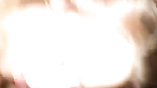 La troietta lo suca a comando