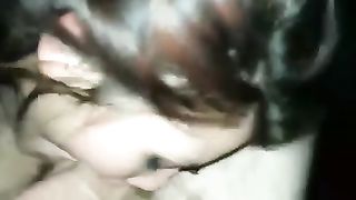 La troietta lo suca a comando