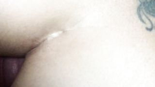 Lei si riscalda con un enorme dildo nero