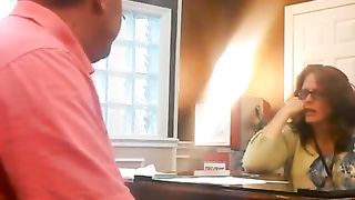 Se lo fa succhiare in ufficio dalla segretaria