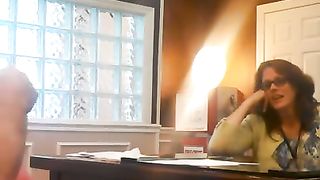 Se lo fa succhiare in ufficio dalla segretaria