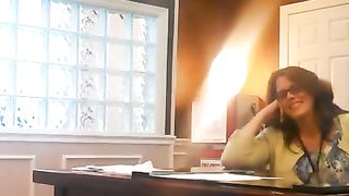 Se lo fa succhiare in ufficio dalla segretaria