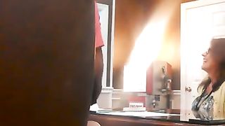 Se lo fa succhiare in ufficio dalla segretaria