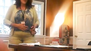 Se lo fa succhiare in ufficio dalla segretaria