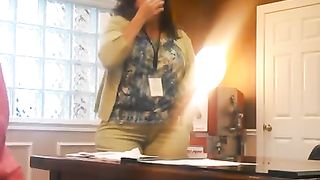 Se lo fa succhiare in ufficio dalla segretaria