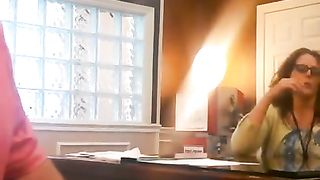 Se lo fa succhiare in ufficio dalla segretaria