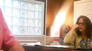 Se lo fa succhiare in ufficio dalla segretaria