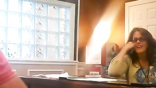 Se lo fa succhiare in ufficio dalla segretaria