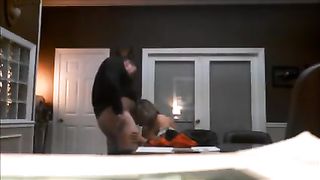 Si fa fare un pompino dalla sua dipendente