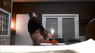 Si fa fare un pompino dalla sua dipendente