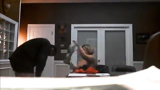 Si fa fare un pompino dalla sua dipendente