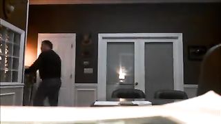 Si fa fare un pompino dalla sua dipendente