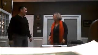 Si fa fare un pompino dalla sua dipendente