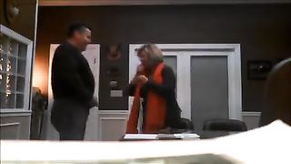 Si fa fare un pompino dalla sua dipendente