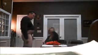 Si fa fare un pompino dalla sua dipendente