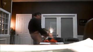 Si fa fare un pompino dalla sua dipendente