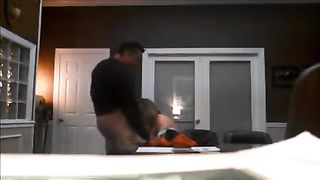 Si fa fare un pompino dalla sua dipendente