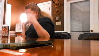 Pompino al capo durante la pausa caffè