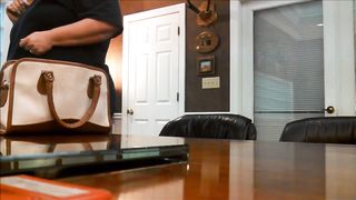 Pompino al capo durante la pausa caffè