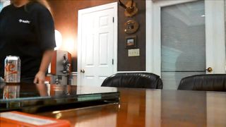 Pompino al capo durante la pausa caffè