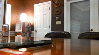 Pompino al capo durante la pausa caffè