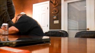 Pompino al capo durante la pausa caffè