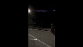 Nuda per strada di notte