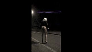 Nuda per strada di notte