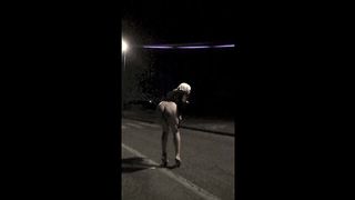 Nuda per strada di notte