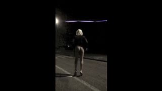 Nuda per strada di notte