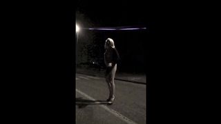 Nuda per strada di notte