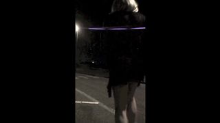 Nuda per strada di notte