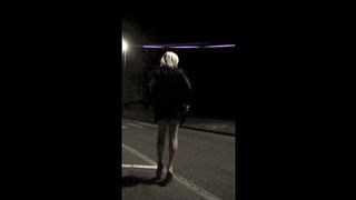 Nuda per strada di notte