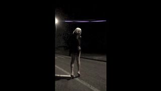 Nuda per strada di notte