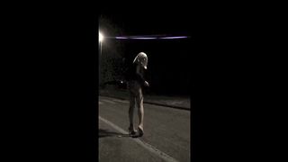 Nuda per strada di notte