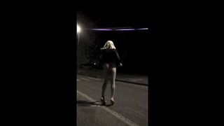 Nuda per strada di notte