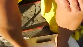 Le sborro addosso in spiaggia