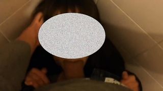 Pompino in bagno a scuola