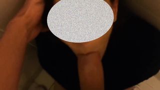 Pompino in bagno a scuola