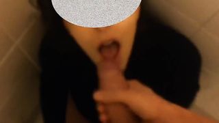 Pompino in bagno a scuola