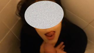 Pompino in bagno a scuola