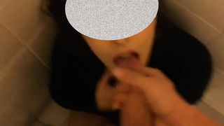 Pompino in bagno a scuola