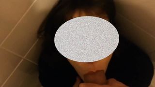 Pompino in bagno a scuola