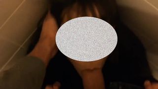 Pompino in bagno a scuola