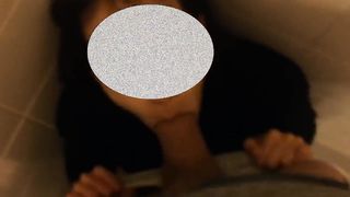 Pompino in bagno a scuola