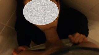 Pompino in bagno a scuola