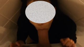 Pompino in bagno a scuola