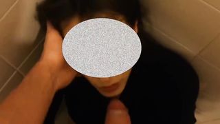 Pompino in bagno a scuola